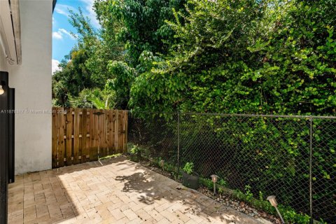 Снять в аренду таунхаус в Пемброк-Пайнс, Флорида 3 спальни, 136.38м2, № 1921771 - фото 28