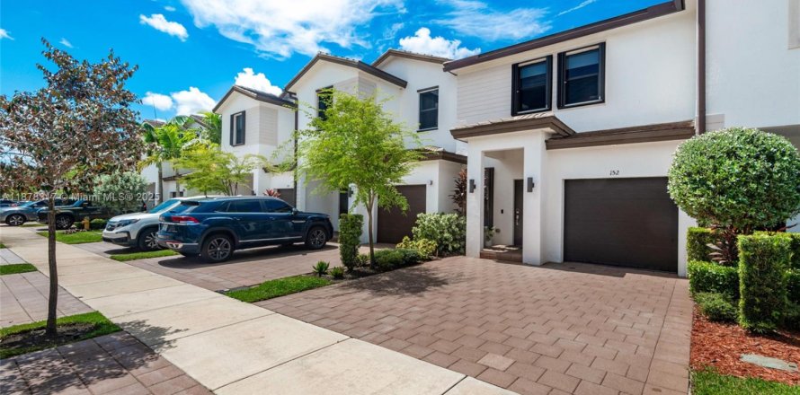 Таунхаус в Пемброк-Пайнс, Флорида 3 спальни, 136.38м2 № 1921771