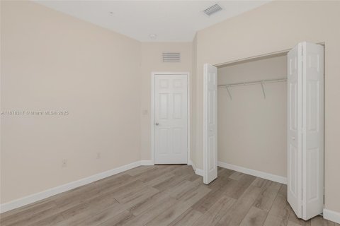 Снять в аренду таунхаус в Пемброк-Пайнс, Флорида 3 спальни, 136.38м2, № 1921771 - фото 25