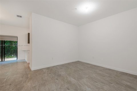 Снять в аренду таунхаус в Пемброк-Пайнс, Флорида 3 спальни, 136.38м2, № 1921771 - фото 6