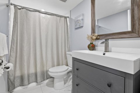 Condo in Lauderhill, Florida, 2 bedrooms  № 2184737 - photo 24