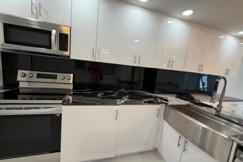 Condo in Pompano Beach, Florida, 2 bedrooms № 2428458 - photo 13