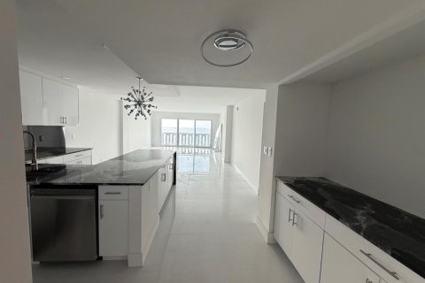 Condo in Pompano Beach, Florida, 2 bedrooms № 2428458 - photo 4