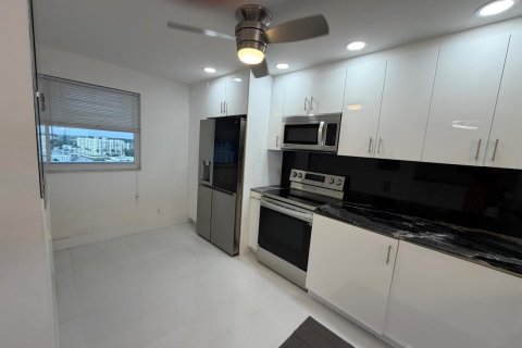 Condo in Pompano Beach, Florida, 2 bedrooms № 2428458 - photo 14