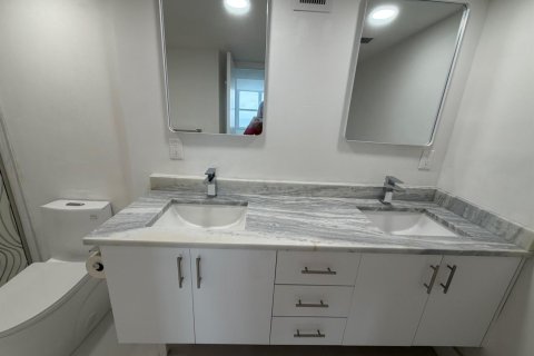 Condo in Pompano Beach, Florida, 2 bedrooms № 2428458 - photo 24