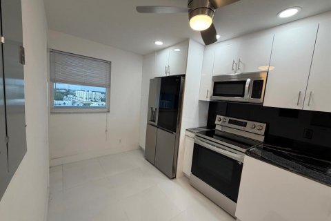 Condo in Pompano Beach, Florida, 2 bedrooms № 2428458 - photo 12