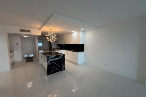 Condo in Pompano Beach, Florida, 2 bedrooms № 2428458 - photo 2