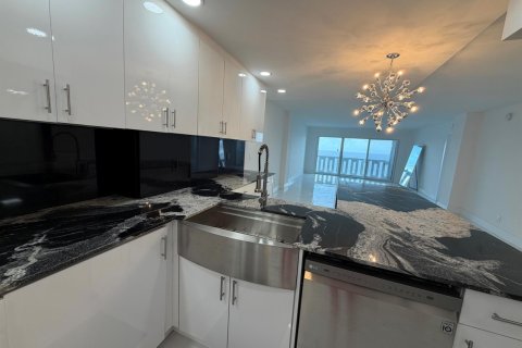 Condo in Pompano Beach, Florida, 2 bedrooms № 2428458 - photo 16