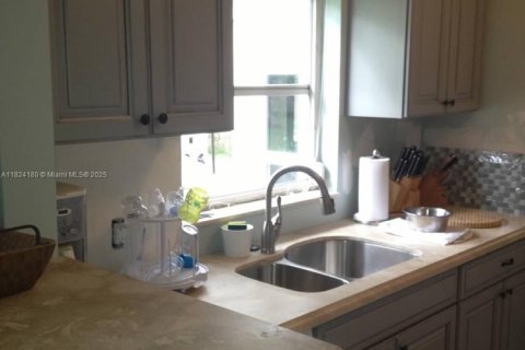 Casa en venta en Miami Springs, Florida, 5 dormitorios, 149.2 m2 № 1790326 - foto 15