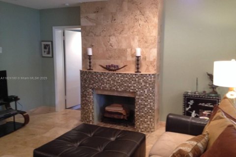 Casa en venta en Miami Springs, Florida, 5 dormitorios, 149.2 m2 № 1790326 - foto 10