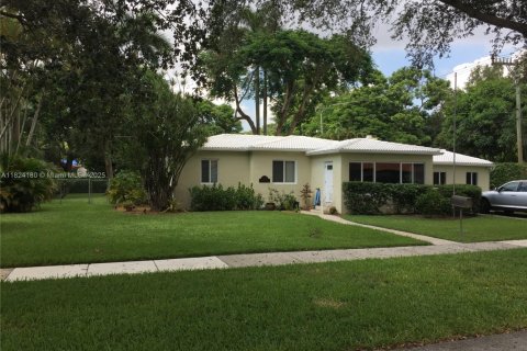 Casa en venta en Miami Springs, Florida, 5 dormitorios, 149.2 m2 № 1790326 - foto 1