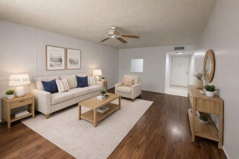 Condo in Deerfield Beach, Florida, 2 bedrooms № 2152735 - photo 1