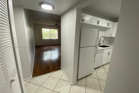 Condo in Deerfield Beach, Florida, 2 bedrooms № 2152735 - photo 5