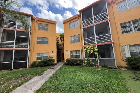 Condo in Deerfield Beach, Florida, 2 bedrooms № 2152735 - photo 12