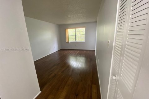 Condo in Deerfield Beach, Florida, 2 bedrooms № 2152735 - photo 8