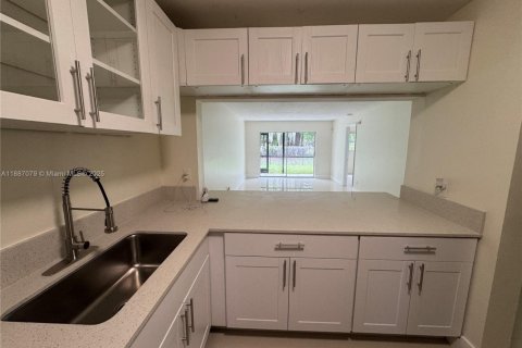 Condo in Tamarac, Florida, 2 bedrooms  № 1933725 - photo 1
