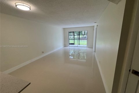 Condo in Tamarac, Florida, 2 bedrooms  № 1933725 - photo 6