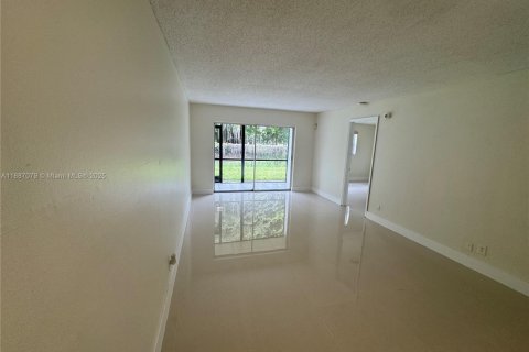 Condo in Tamarac, Florida, 2 bedrooms  № 1933725 - photo 4