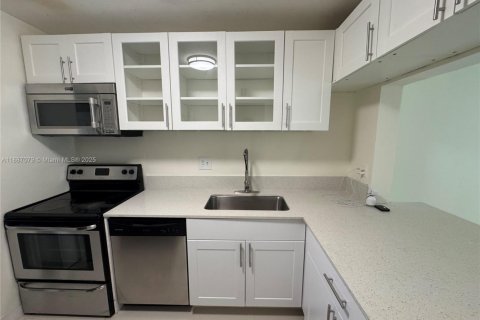 Condo in Tamarac, Florida, 2 bedrooms  № 1933725 - photo 2