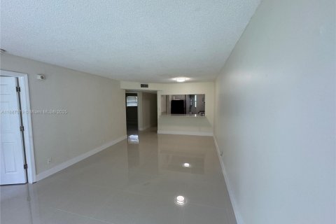 Condo in Tamarac, Florida, 2 bedrooms  № 1933725 - photo 5