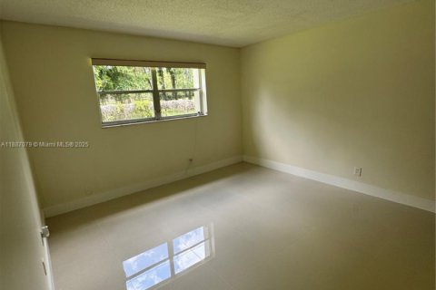 Condo in Tamarac, Florida, 2 bedrooms  № 1933725 - photo 3