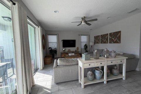House in Kissimmee, Florida 5 bedrooms, 271.37 sq.m. № 2166035 - photo 12