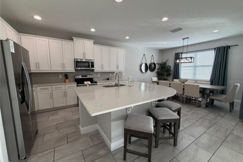 House in Kissimmee, Florida 5 bedrooms, 271.37 sq.m. № 2166035 - photo 8