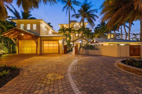House in Bradenton, Florida 6 bedrooms, 599.68 sq.m. № 2101643