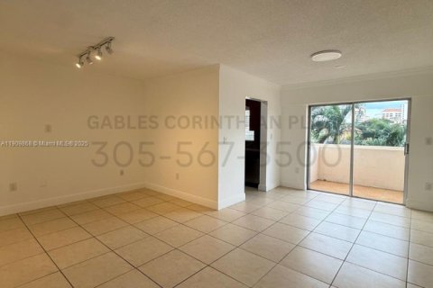 Apartamento en alquiler en Coral Gables, Florida, 2 dormitorios, 92.9 m2 № 1965482 - foto 1