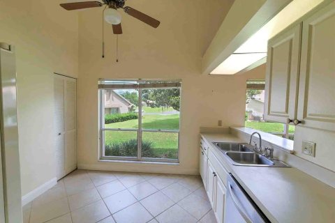 Townhouse in Ocala, Florida 2 bedrooms, 106.93 sq.m. № 2155848 - photo 13