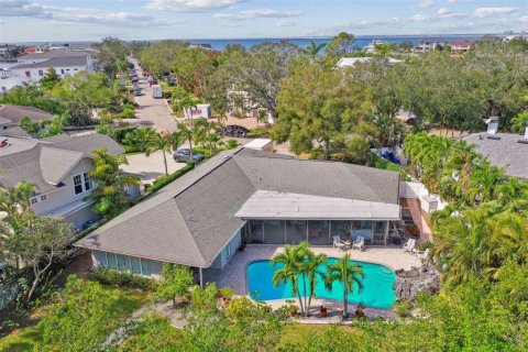 House in Tampa, Florida 4 bedrooms, 204.01 sq.m. № 1440836 - photo 3