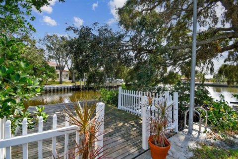 House in Tampa, Florida 4 bedrooms, 204.01 sq.m. № 1440836 - photo 6