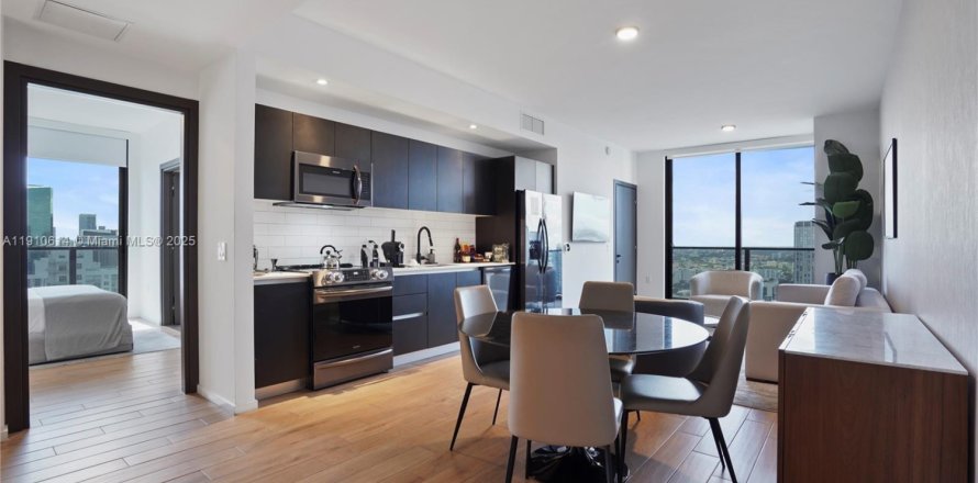 Кондоминиум с 3 спальнями в Майами, Флорида № 1968410