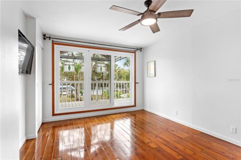 House in Tampa, Florida 3 bedrooms, 156.08 sq.m. № 2141994 - photo 24