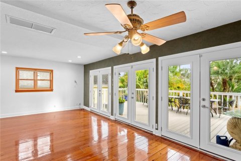 House in Tampa, Florida 3 bedrooms, 156.08 sq.m. № 2141994 - photo 16