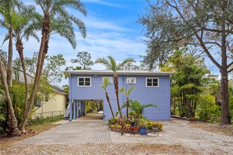 House in Tampa, Florida 3 bedrooms, 156.08 sq.m. № 2141994 - photo 2