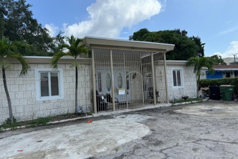 Immobilier commercial à North Miami, Floride 268.67 m2 № 1935901