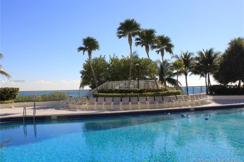 Condo in Miami Beach, Florida, 2 bedrooms  № 1981241 - photo 29