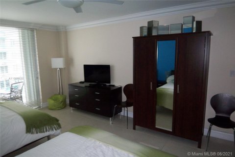 Condo in Miami Beach, Florida, 2 bedrooms  № 1981241 - photo 17