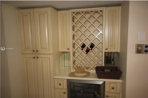 Condo in Miami Beach, Florida, 2 bedrooms  № 1981241 - photo 12