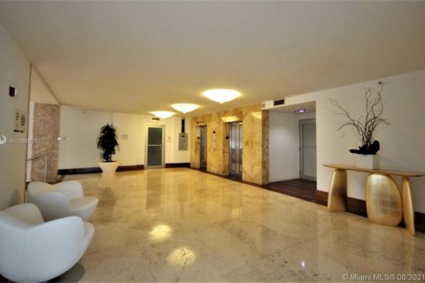 Condo in Miami Beach, Florida, 2 bedrooms  № 1981241 - photo 25