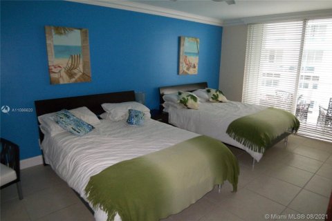 Condo in Miami Beach, Florida, 2 bedrooms  № 1981241 - photo 15