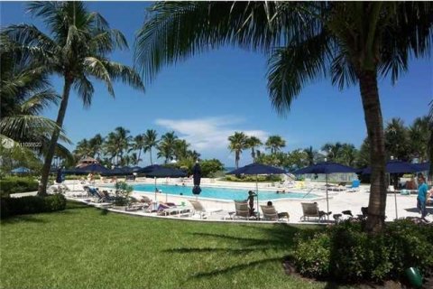 Condo in Miami Beach, Florida, 2 bedrooms  № 1981241 - photo 27