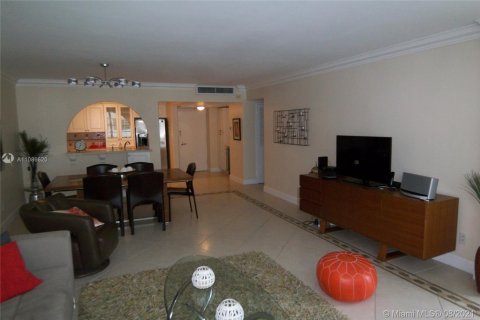 Condo in Miami Beach, Florida, 2 bedrooms  № 1981241 - photo 9