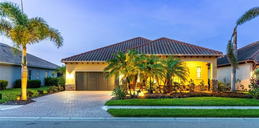 House in Bradenton, Florida 3 bedrooms, 245.35 sq.m. № 2110364
