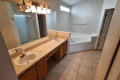 House in Tavares, Florida 4 bedrooms, 176.61 sq.m. № 2214076 - photo 7