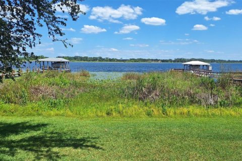 House in Tavares, Florida 4 bedrooms, 176.61 sq.m. № 2214076 - photo 2