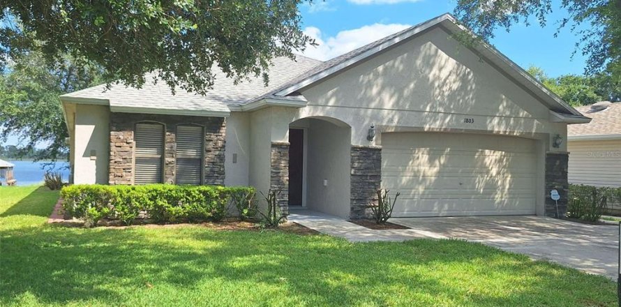 House in Tavares, Florida 4 bedrooms, 176.61 sq.m. № 2214076