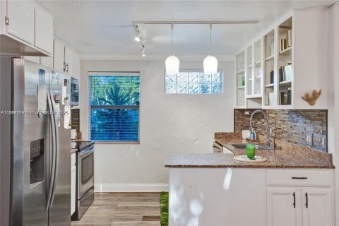 Снять в аренду виллу или дом в Уилтон-Мэнорс, Флорида 2 спальни, 64.66м2, № 1931010 - фото 9