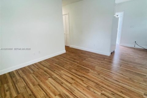 Villa ou maison à louer à Miami, Floride: 3 chambres, 79.06 m2 № 2293119 - photo 4